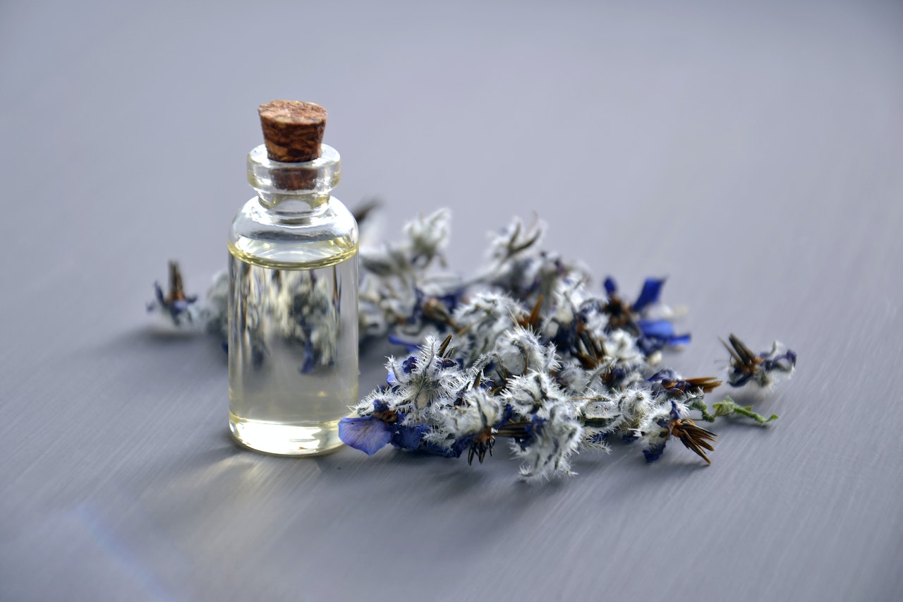 uses and benefits of lavender essential oils